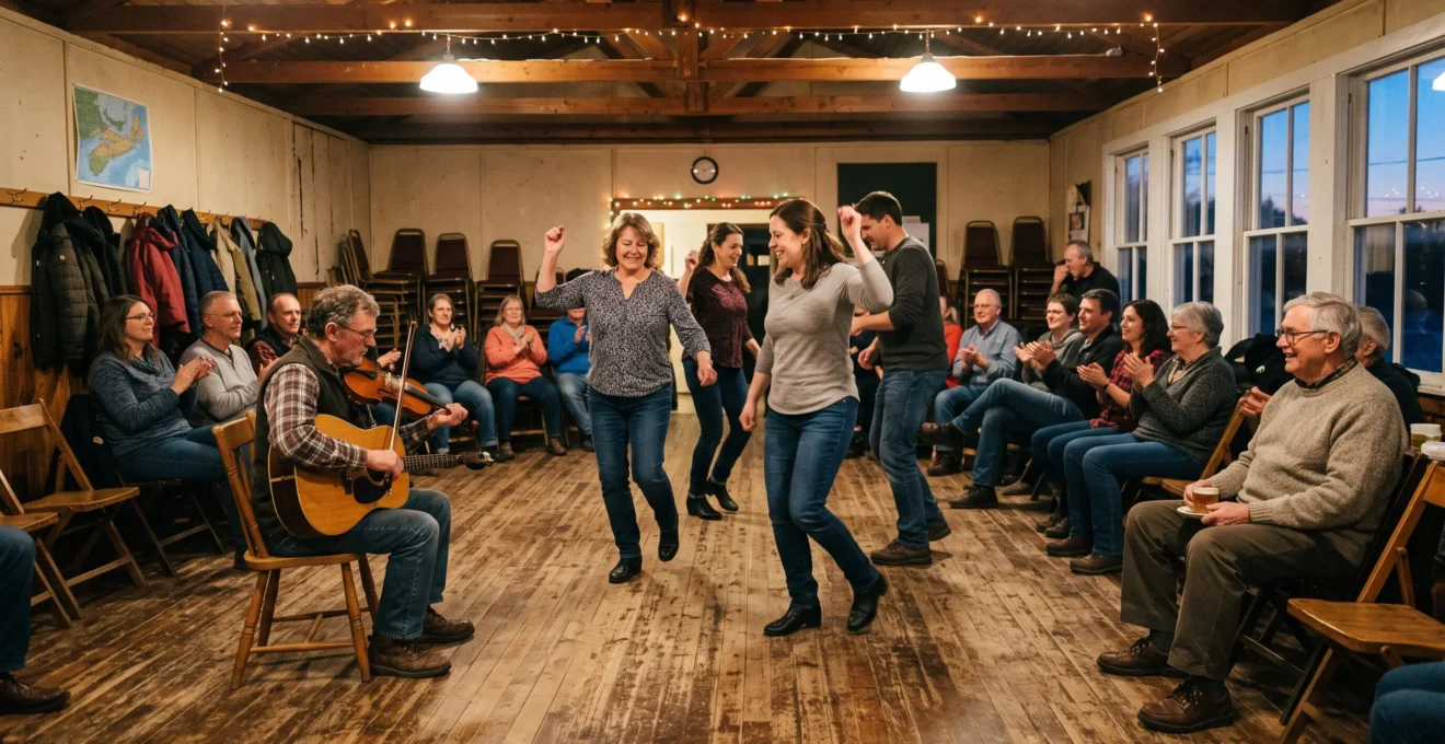 Un violoneux joue du violon tandis que des danseurs pratiquent le stepdance lors d'un céilidh dans une salle communautaire du Canada atlantique, entourés de résidents locaux assis sur des chaises.